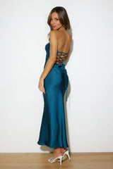 Retro light blue warm floor-length dress, a stylish outfit perfect for commuting or dates